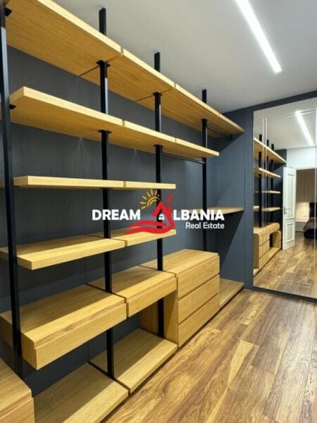 Apartament Luksoz 3+1+2 wc ne shitje ne Bllok, prane Sky Tower ne Tirane