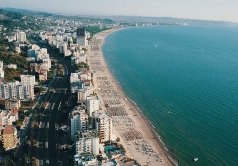 Shitet apartament 2+1 tek Shkëmbi i Kavajës – Vijë e parë me detin