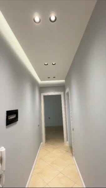 Shitet apartament 2+1 tek Shkëmbi i Kavajës – Vijë e parë me detin