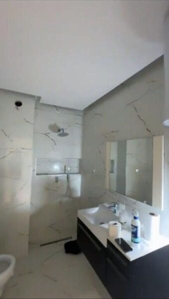 Shitet apartament 2+1 tek Shkëmbi i Kavajës – Vijë e parë me detin